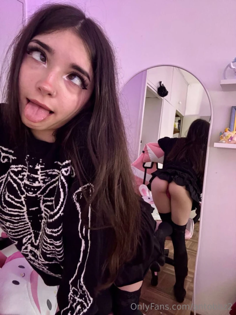 I love this skeleton sweatshirt 