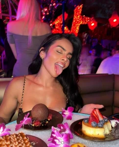 Which of the 3 desserts you re eating first