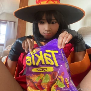 Eat hot chips and lie cosplay