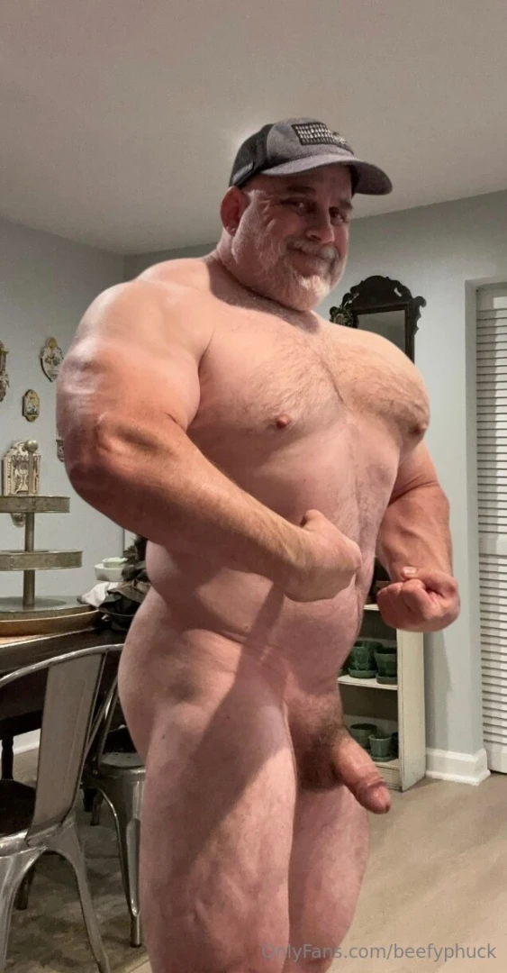 Who wanna chill with daddy 