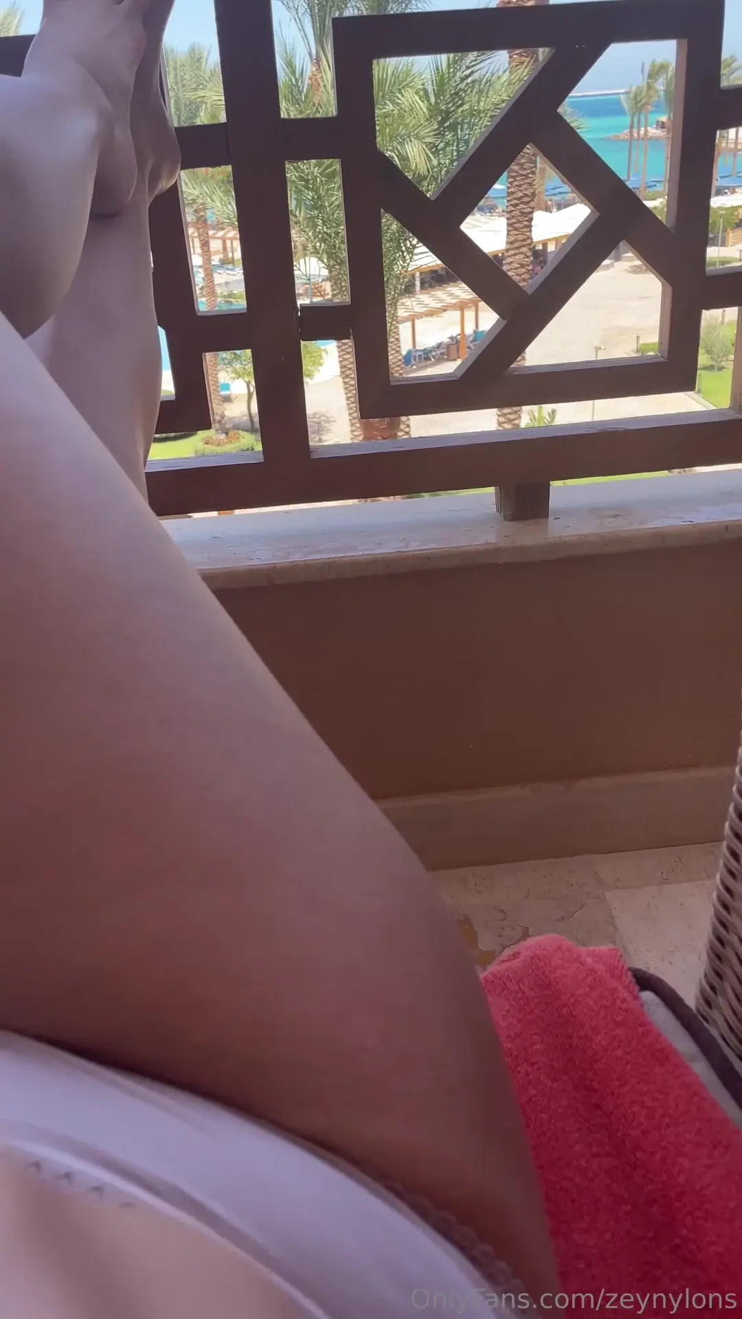 Ich lieg auf dem balkon nur im slip die sonne brennt auf meiner haut 