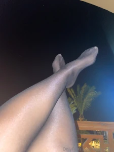 Es ist sp t der balkon ist dunkel nur ein paar lichter in der ferne