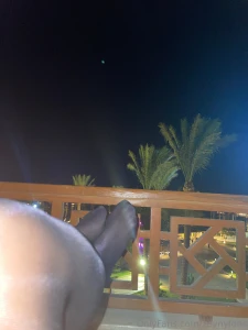 Es ist sp t der balkon ist dunkel nur ein paar lichter in der ferne part 3