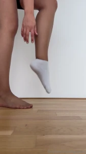 Watch me putting off my dress and socks to reveal my nylonfeet