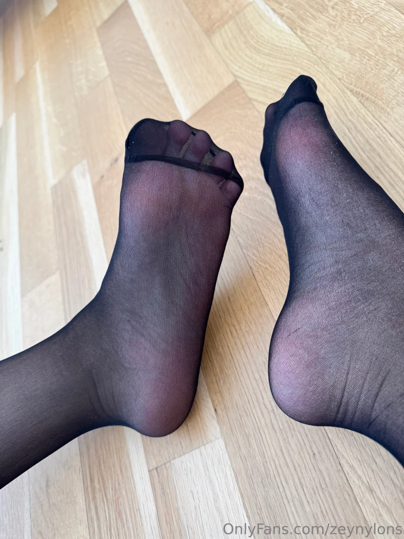 Some sexy nylon feet for you today 
