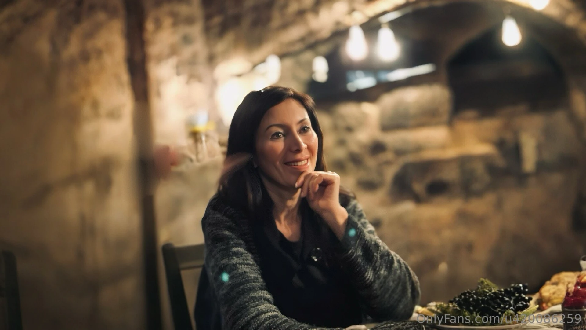 C sempre qualcuno o qualcosa di particolare che fa sorridere una donna 