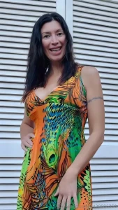 Un bacio di una donna in chiave erotica un gesto di desiderio e