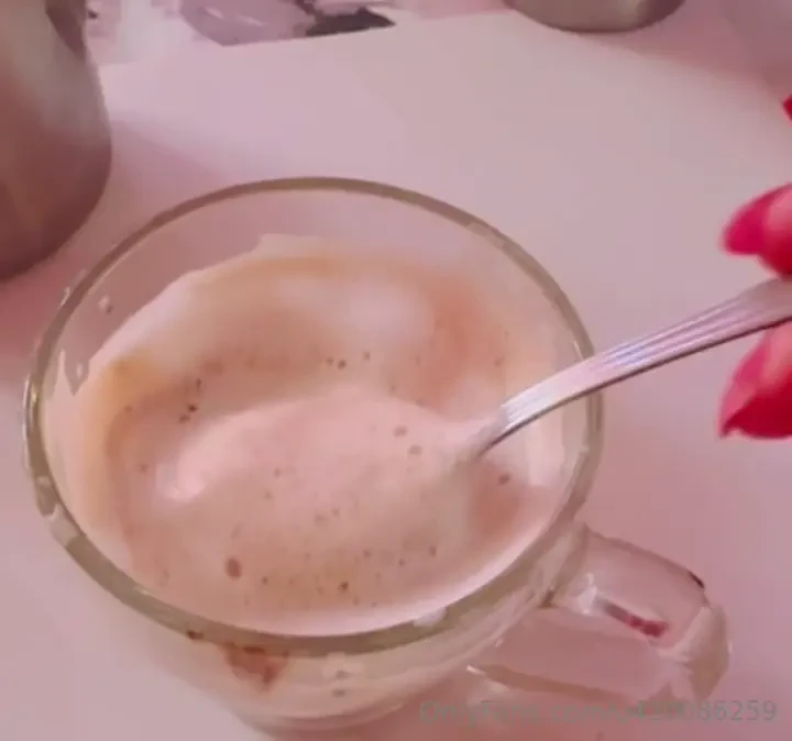 Il cappuccino avvolge i sensi con la sua schiuma vellutata e il 