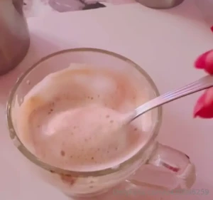 Il cappuccino avvolge i sensi con la sua schiuma vellutata e il