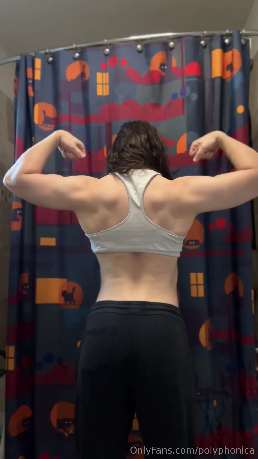 Quick flexing vid before i take off my sports bra and flex a bit more 