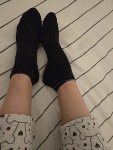 Mi vieni a togliere i calzini