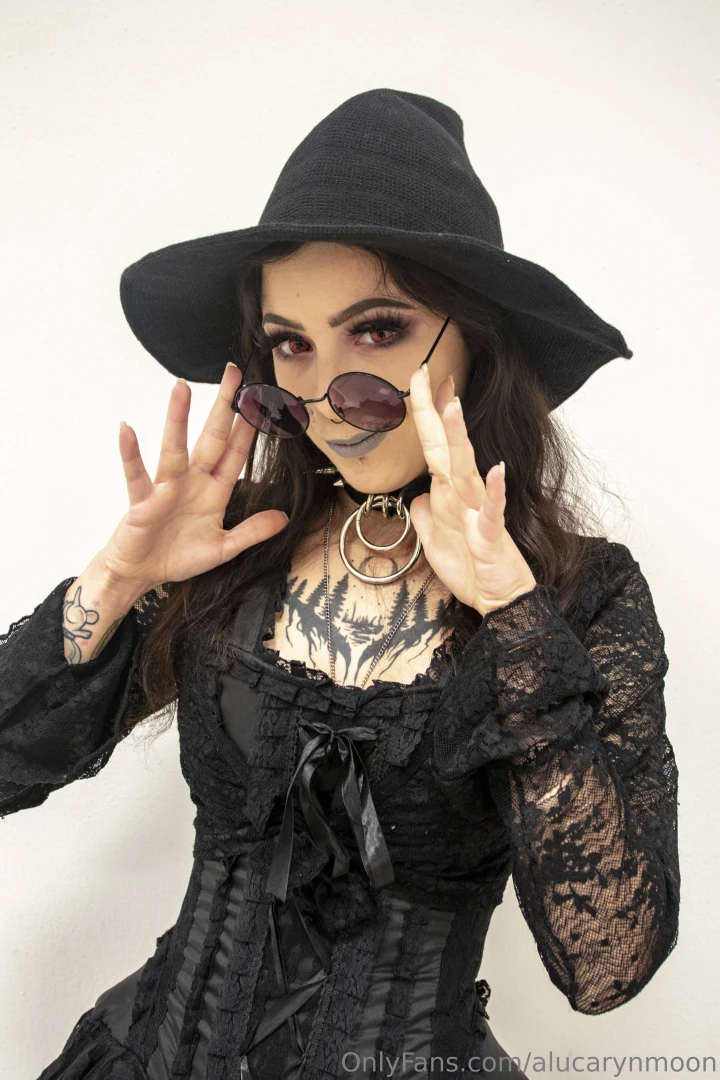 Working hard for new contents and photos 