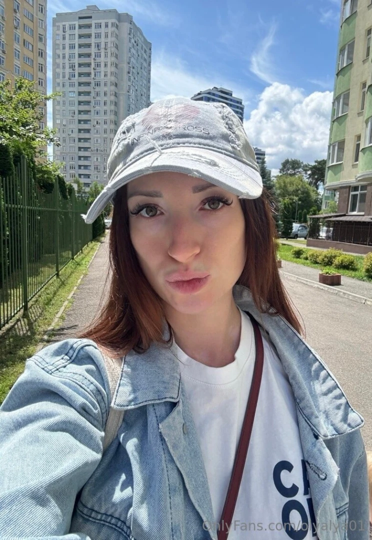 Hey sweeties how are you it s sunny here who wants some pretty pics 