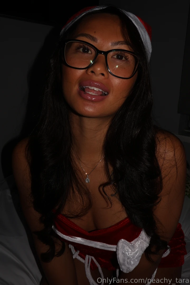 Dear santa i promise i been a good girl this year 