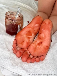 Jammy feet watch me spread strawberry jam on my soles for 5 minutes