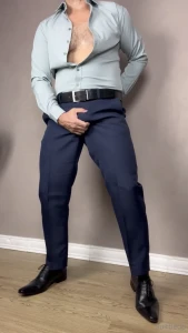 Terno azul-marinho abra ando o corpo camisa e meia cinzas provocando part 1