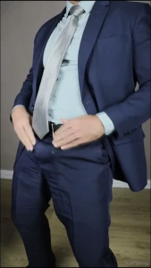 Terno azul-marinho abra ando o corpo camisa e meia cinzas provocando