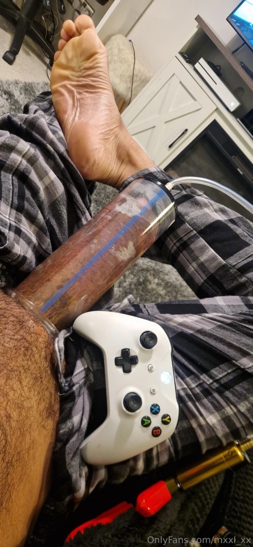 Now that xmas is over i can finally enjoy a good cock pumping session part 1 