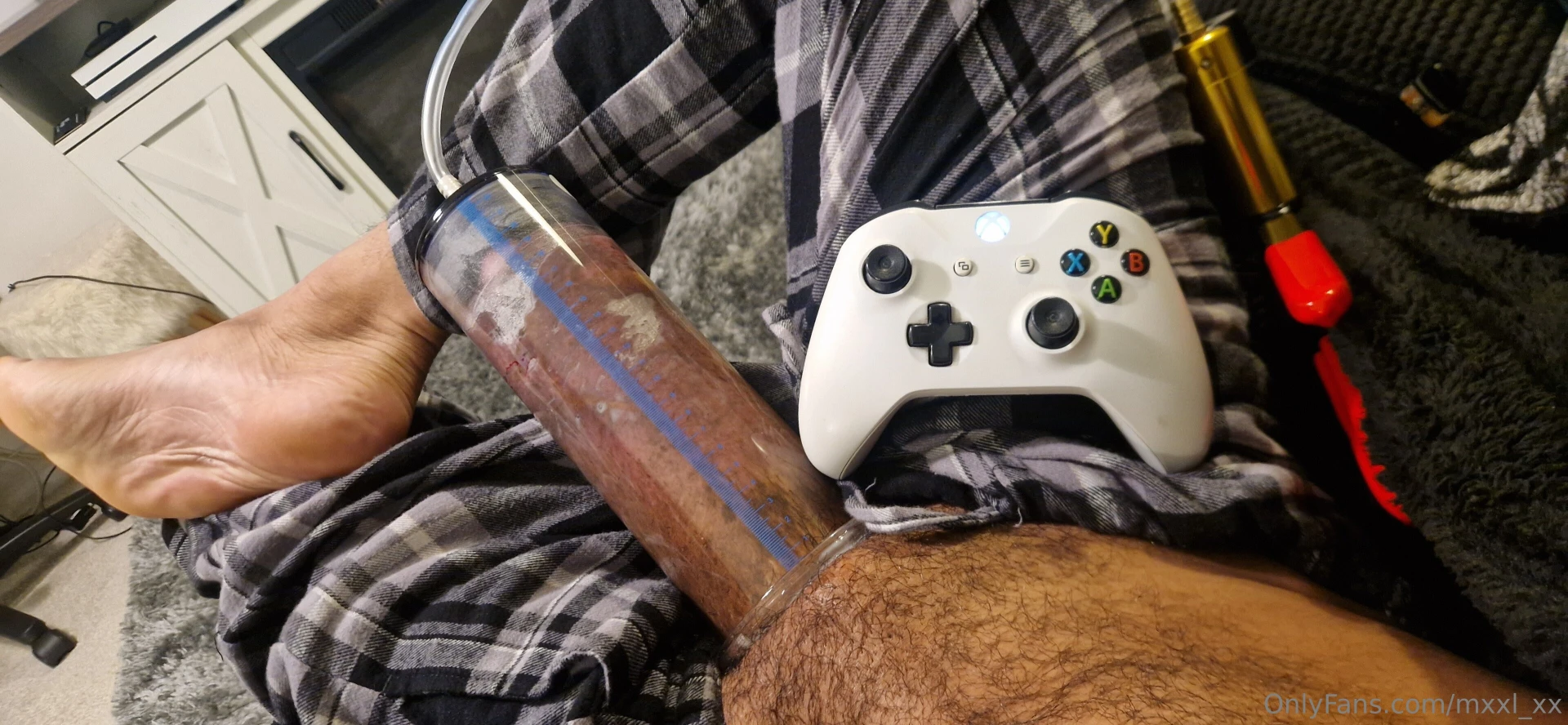 Now that xmas is over i can finally enjoy a good cock pumping session part 4 