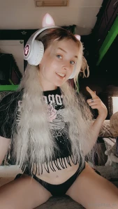 I m feeling like a hot gamer girl i m going to start doing live