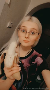 Who loves a big banana gt lt