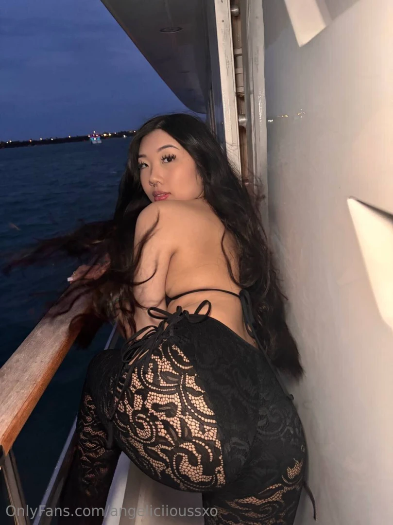 Booty said hi i said pose 