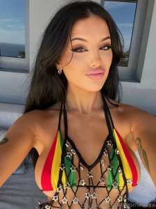 Like this if you d kiss me rn