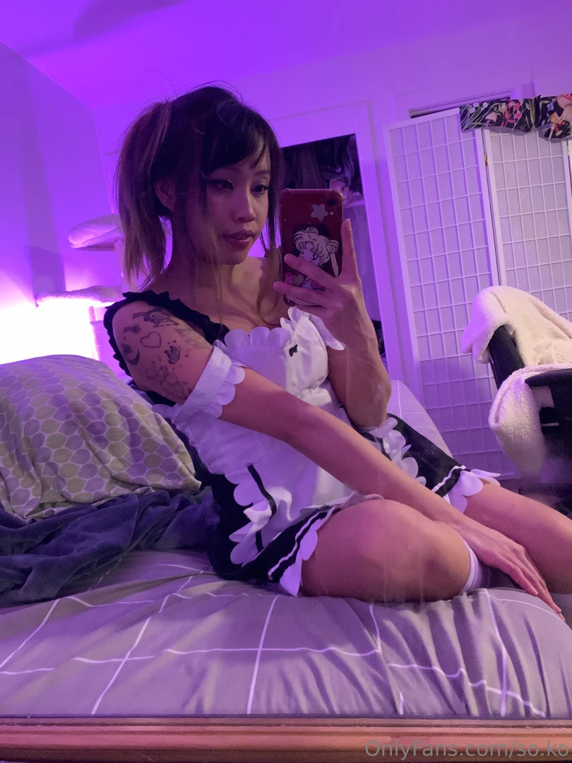 Maid outfit pics including some butt uncensored tiddies and the bottom 