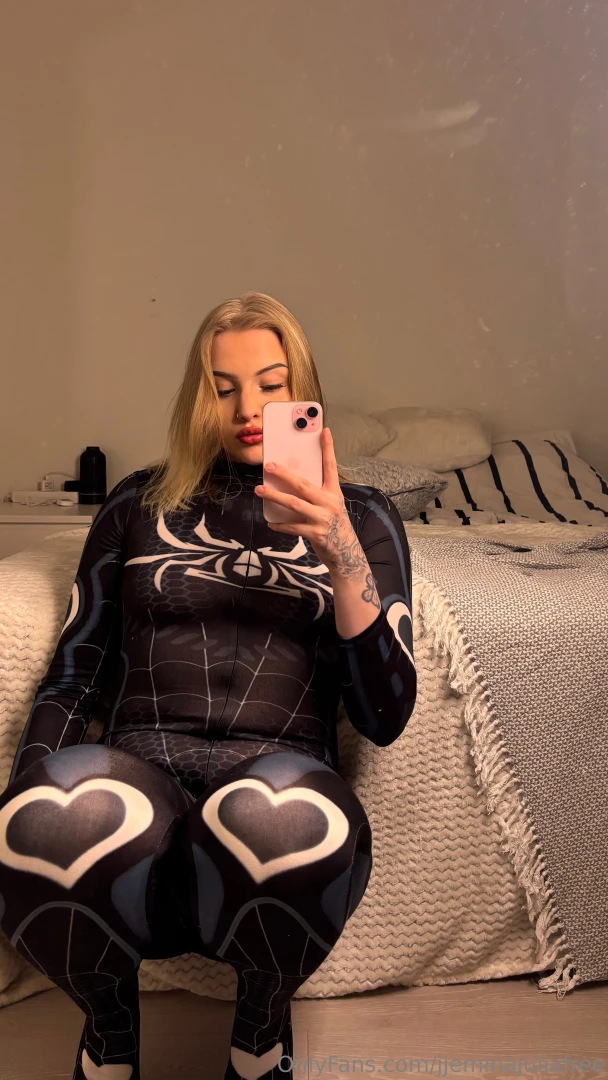 Tell me if i should describe this outfit more while wearing it 