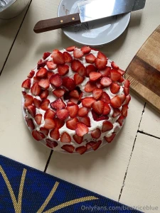 Just made this cake should i sit on it