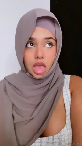 Bet you wanna see what this tongue does come be my vip to see it all