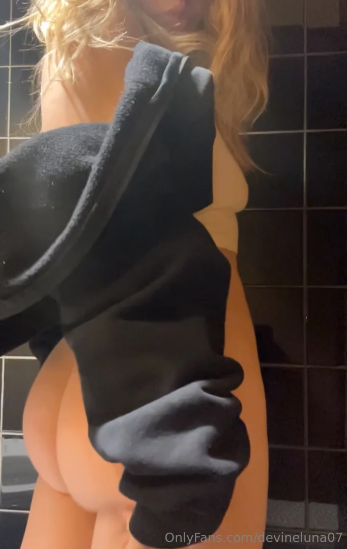 Snuck off to the washroom during a tinder date couldn t resist playing 