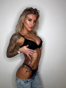 Ich seh genau wie du mich anschaust und ich wei dass du willst dass