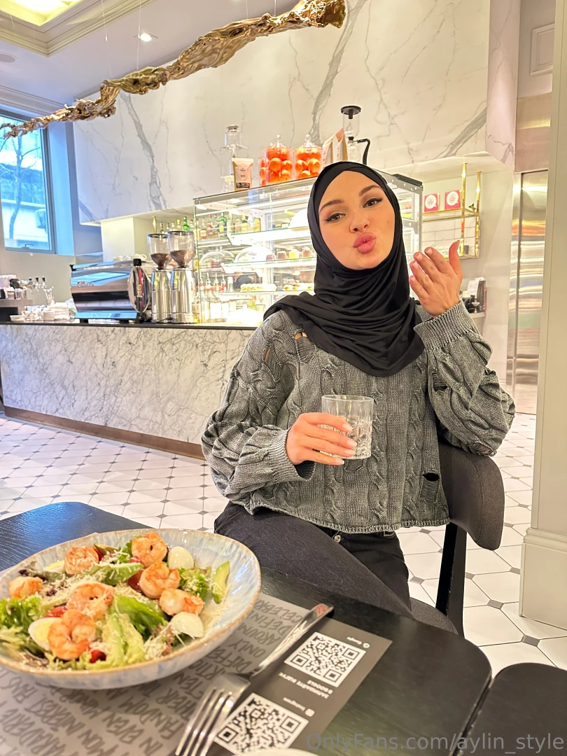 A good day started with a delicious breakfast at a lovely cafe salad 