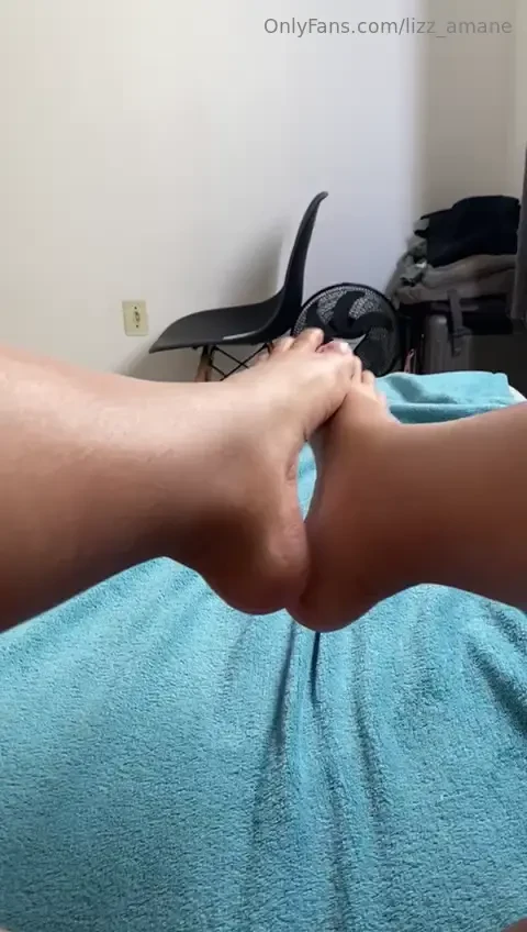 Where d you lick first feet or pussy 