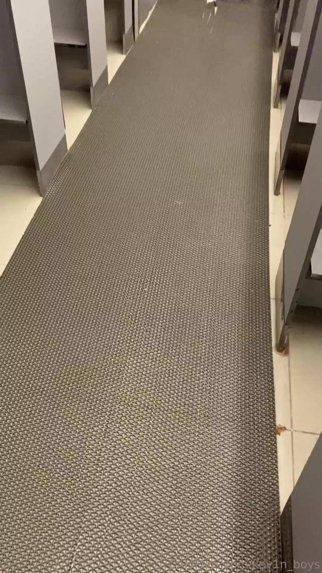 Sali su paja en las duchas del gym 