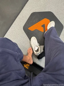 Hurt my foot at the gym they need to be worshiped part 1