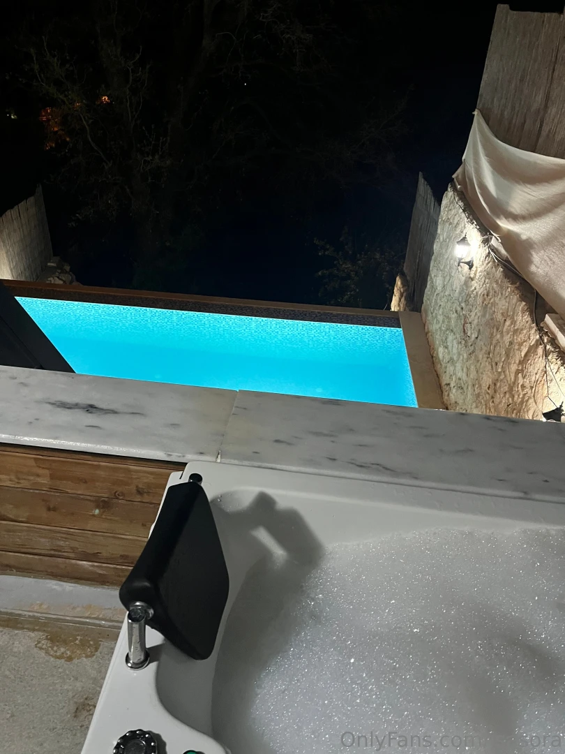 Hello my love i m entering the jacuzzi dreaming that you fucked me 