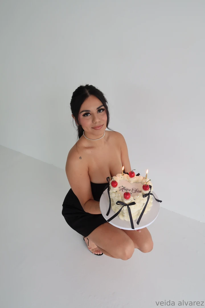 Happy birthday to me 22 years old you like how i blowed it 