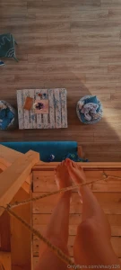 World hold on na nana naanaa