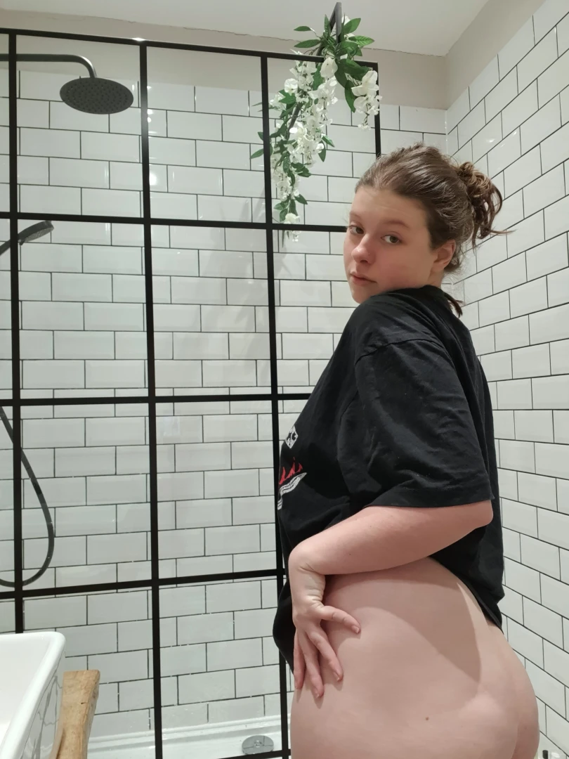 Slippery tentacle woke up horny and slipped away for a few minutes to part 3 