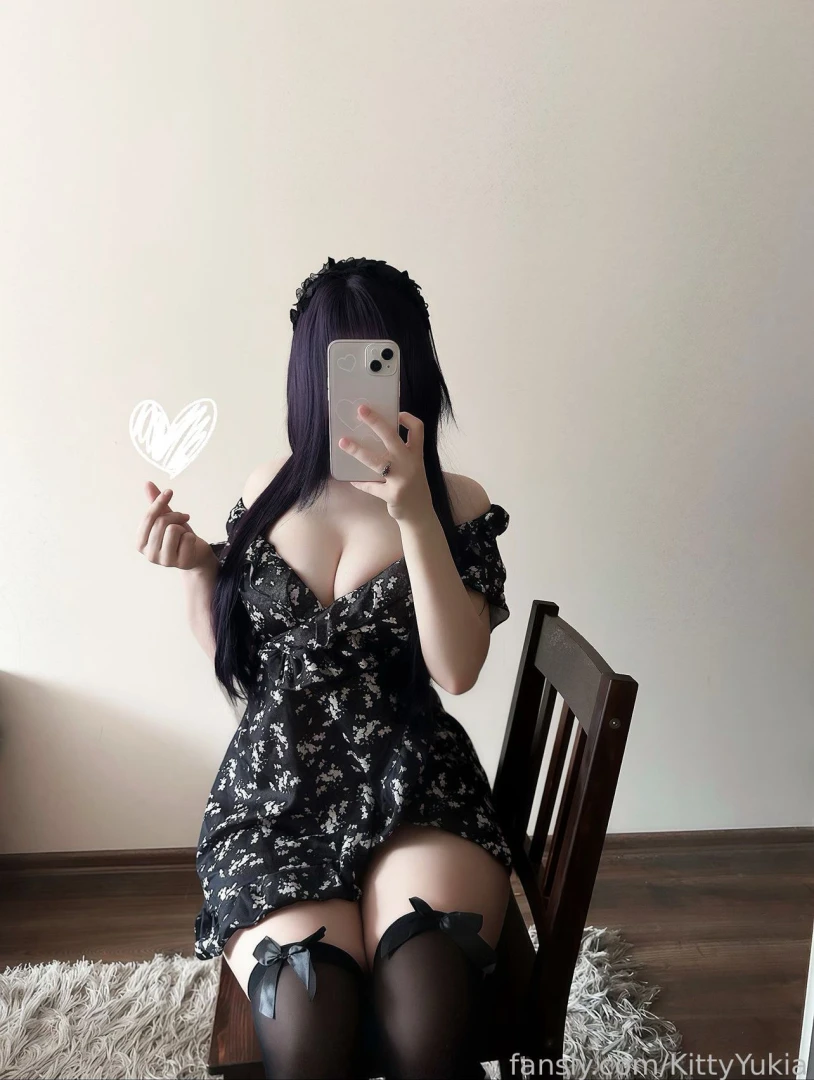 33 cosplay cosplayer teen egirl boobs tits bigboobs thighs 