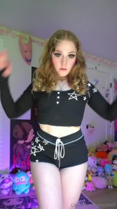 Pretty girls are never lonely