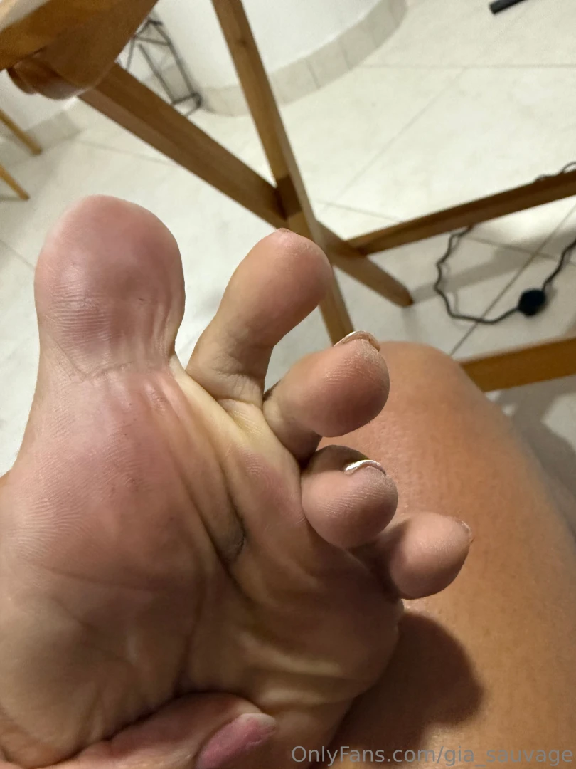 I want someone who massage and clean my feet part 1 