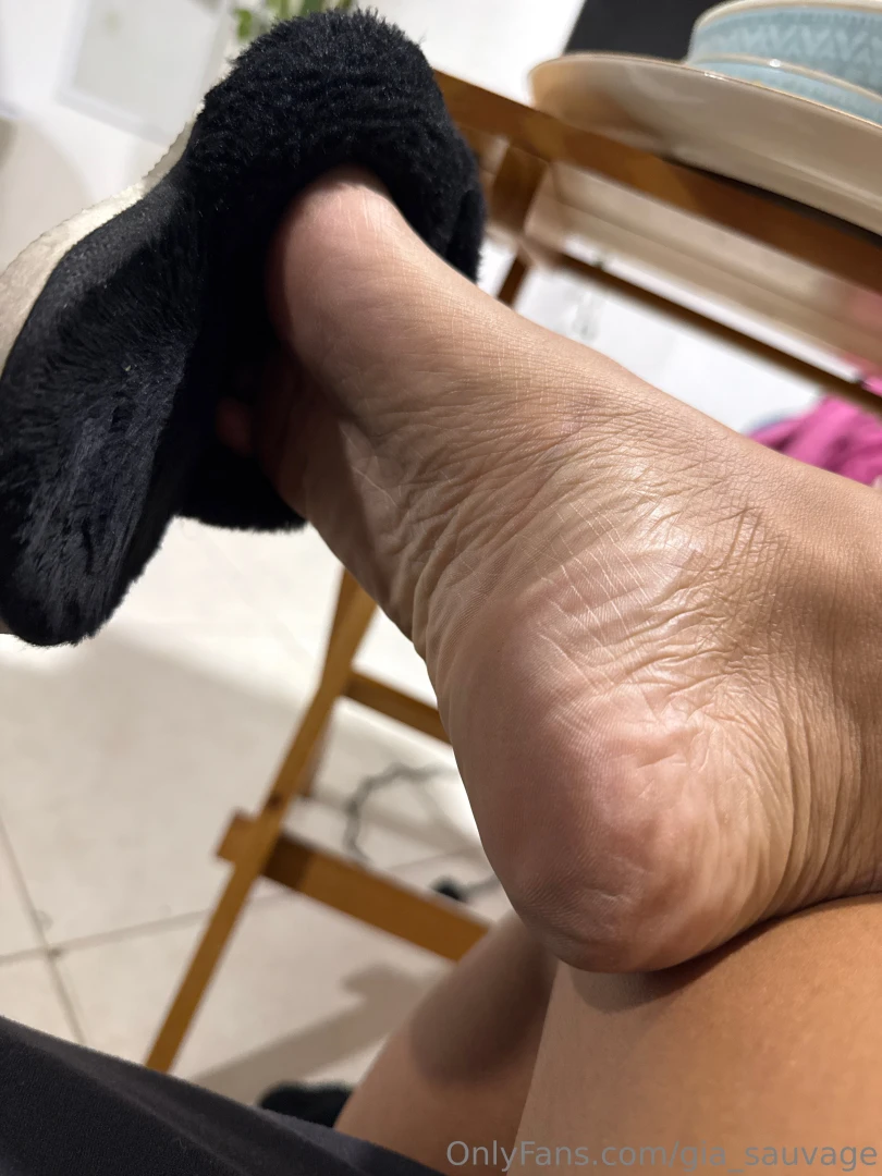 I want someone who massage and clean my feet part 3 
