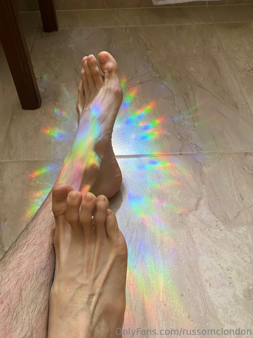 Knee for me clean my feet using ur mouth 