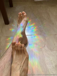 Knee for me clean my feet using ur mouth