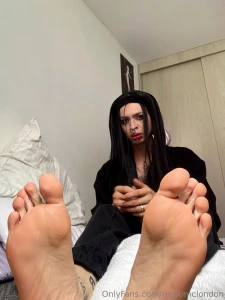 My feet need to be sucked