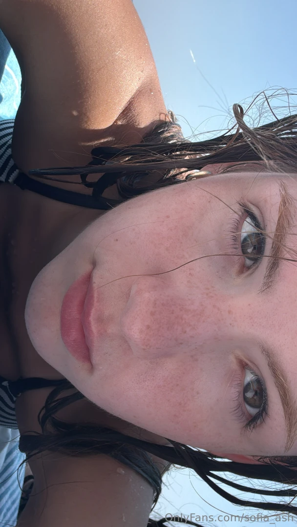 Look i m at the beach just soaking up the summer look into my eyes who 