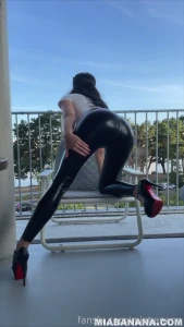 Vid o cadeau 101 je m exhibe en legging latex avant de me faire d